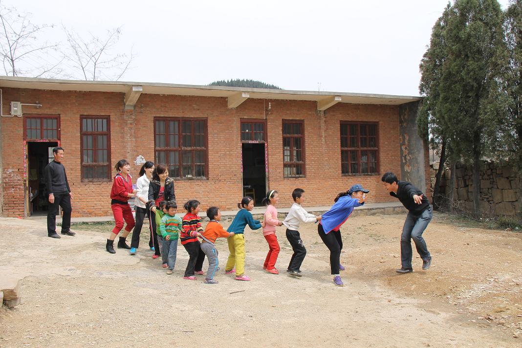 16877太阳集团和学生玩老鹰捉小鸡