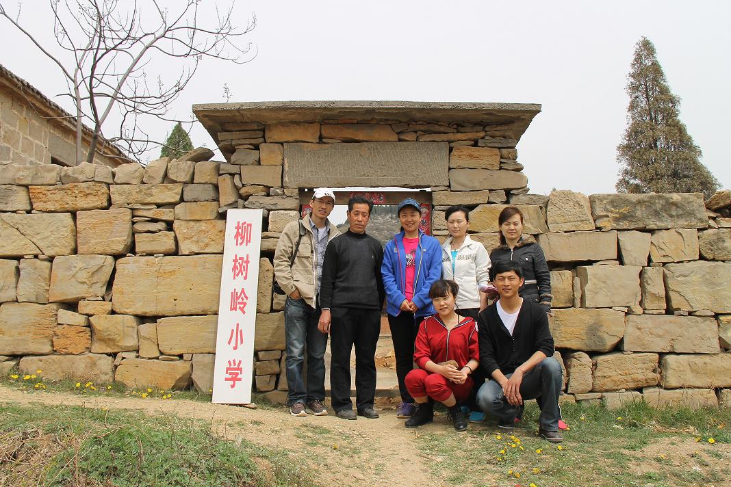 16877太阳集团和教师合影