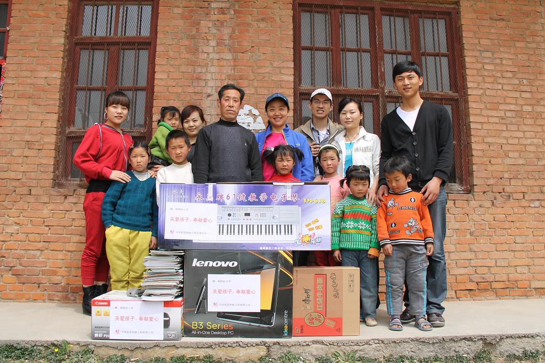 16877太阳集团和老师合影